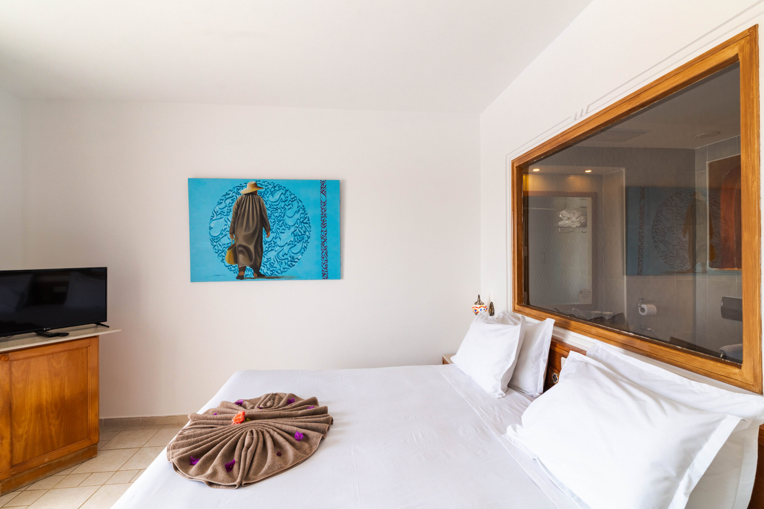 Entrée voûtée d'une chambre avec coin salon et vue sur la mer